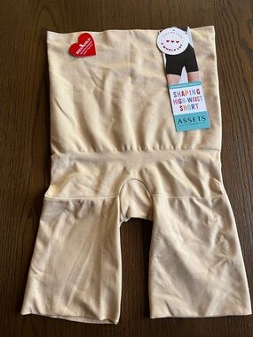 Assets by Spanx Remarkable Results Shaping High-Waist Shorts NWT Beige SZ Med